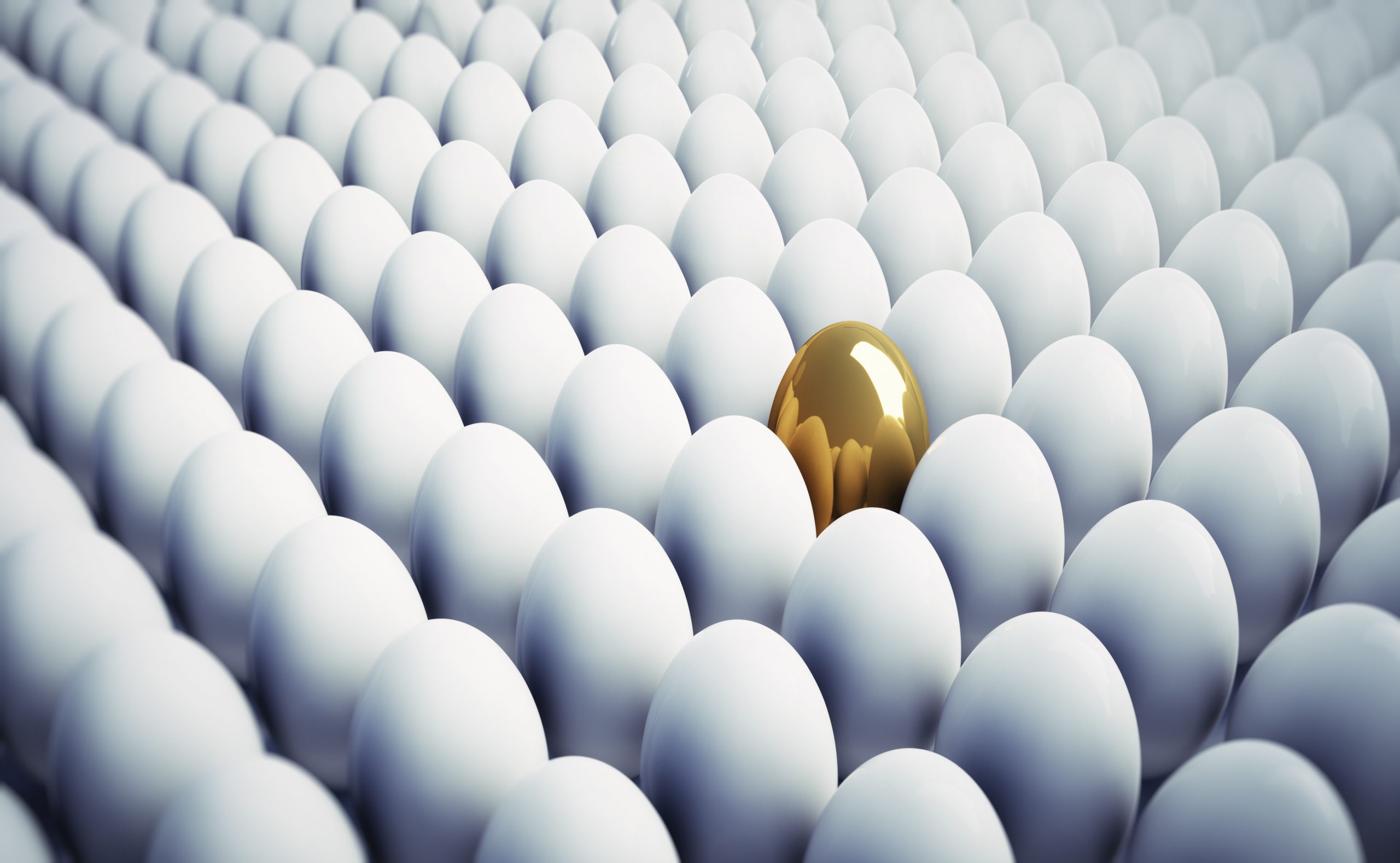 Goldenes Ei in Menge weisser Eier Goldenes Ei in Menge weisser Eier